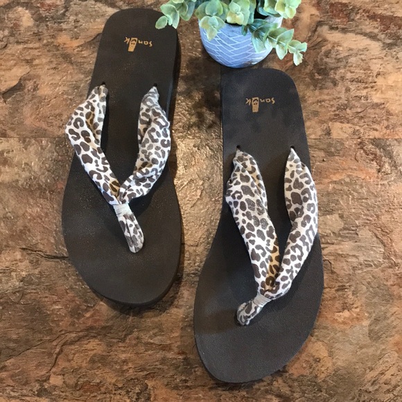 sanuk cheetah flip flops